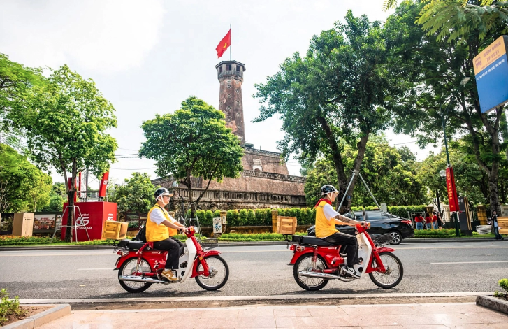 Độc lạ tour xe Độc lập khám phá Hà Nội trên xe Cub đỏ lừng lẫy một thời