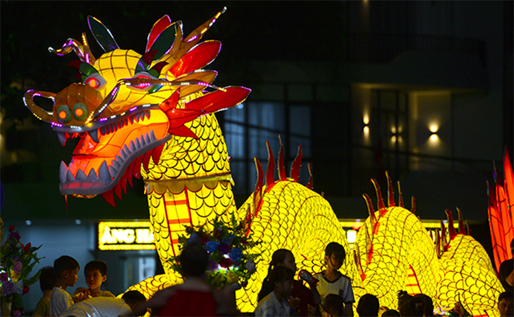 Du Lịch Tuyên Quang Mùa Trung Thu: Chiêm Ngưỡng Đèn Lồng Khổng Lồ Kể Chuyện Chị Hằng Bằng Ánh Sáng